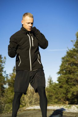 Erkek beyaz orta yaş boksör dışında doğada eğitim