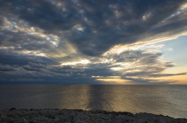 Güzel gün batımı Hırvatistan Avrupa'nın Adriyatik Denizi.