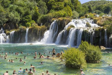 Milli Park Krka, Hırvatistan, 14 Ağustos 2017, insanlar suda yüzen şelale, Nice sıcak yaz günü kapatın.