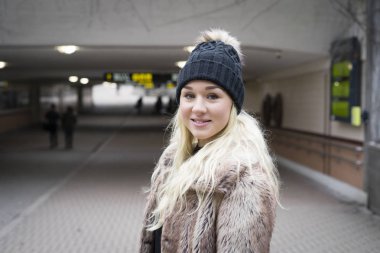 Açık havada giyen kürk ceket poz güzel sarışın genç kadın 