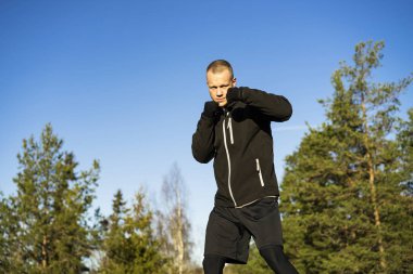 Erkek beyaz orta yaş boksör dışında doğada eğitim