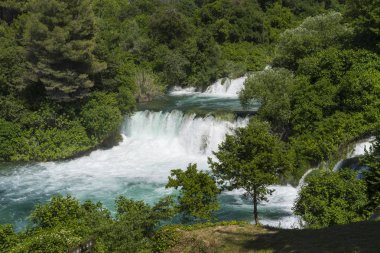 Milli Park Krka Hırvatistan Avrupa. Güzel güneşli yaz günü. Güzel açık havada doğa ve manzara fotoğrafı. Göller, nehirler ve şelaleler