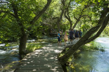 Sibenik, Hırvatistan, 2018-06-02, Milli Park Krka, güzel göl güneşli gün. Güzel doğa ve manzara, popüler turistik