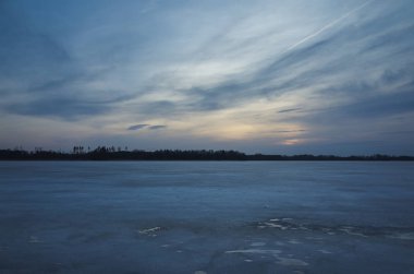 Bahar akşam İsveç İskandinavya Avrupa'nın renkli günbatımı güzel doğa ve manzara fotoğraf. Güzel açık havada resim Gölü ile