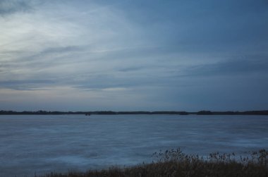 Bahar akşam İsveç İskandinavya Avrupa'nın renkli günbatımı güzel doğa ve manzara fotoğraf. Güzel açık havada resim Gölü ile