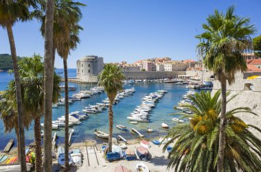 Split, Hırvatistan, 21 Mayıs 2018, güzel güneşli bir günde eski şehir, Nice açık havada popüler turistik şehir. Liman tekneler ve mavi gökyüzü ile.