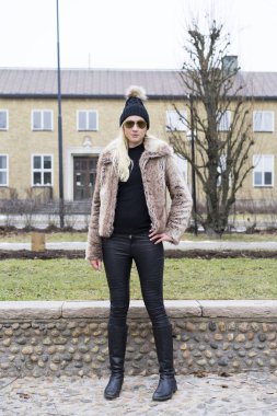 Açık havada giyen kürk ceket poz güzel sarışın genç kadın 