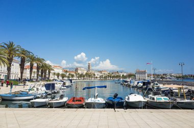 Split, Hırvatistan, 21 Mayıs 2018, güzel güneşli bir günde eski şehir, Nice açık havada popüler turistik şehir. Liman tekneler ve mavi gökyüzü ile.