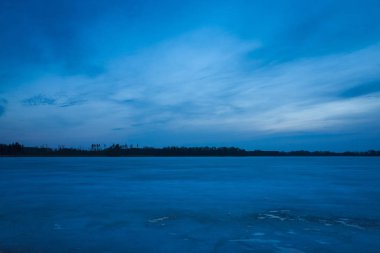 Bahar akşam İsveç İskandinavya Avrupa'nın renkli günbatımı güzel doğa ve manzara fotoğraf. Güzel açık havada resim Gölü ile