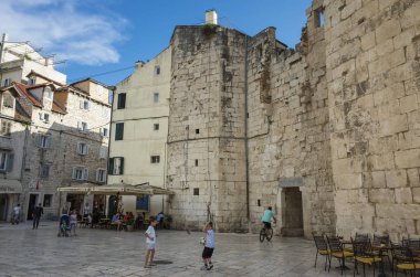 Split, Hırvatistan, 21 Mayıs 2018, güzel güneşli bir günde eski şehir, Nice açık havada popüler turistik şehir. Street insanlar yürüme.