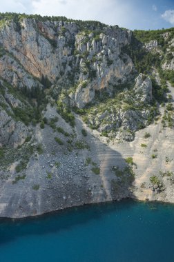 Mavi göl Imotski Hırvatistan, çok büyük ve derin Düden Dalmaçya dağlarda güzel doğa ve manzara fotoğrafı.