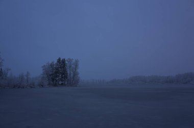 Güzel doğa ve manzara fotoğraf mavi akşam Katrineholm İsveç İskandinavya. Orman ve göl kar ve buz ile.