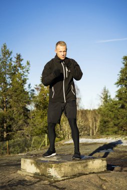 Erkek beyaz orta yaş boksör dışında doğada eğitim