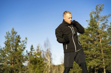 Erkek beyaz orta yaş boksör dışında doğada eğitim