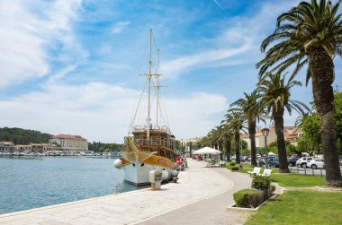 Makarska, Hırvatistan, 28 Mayıs 2018, güzel güneşli bir günde eski şehir, Nice açık havada Dalmaçya popüler turistik kentin.