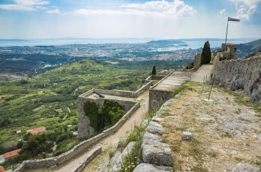 Klis Kalesi Dalmaçya Hırvatistan Split şehir dışında. Güzel eski kalıntıları ve yüksek dağ üst Adriyatik Denizi üzerinde bina. Taş yapılar güzel mimarisi. Antik Royal Castle