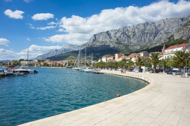 Split, Hırvatistan, 21 Mayıs 2018, güzel güneşli bir günde eski şehir, Nice açık havada popüler turistik şehir. Liman tekneler ve mavi gökyüzü ile.
