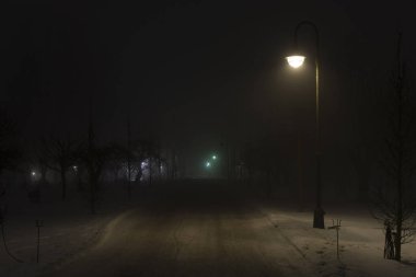 İsveç İskandinavya Avrupa'nın sisli geceler. Sis hava ile karanlık kış akşam güzel, mistik ve soyut fotoğraf. Sakin, huzurlu açık havada resim ışıklar, lambalar ve yol.