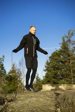 Erkek beyaz orta yaş boksör dışında doğada eğitim