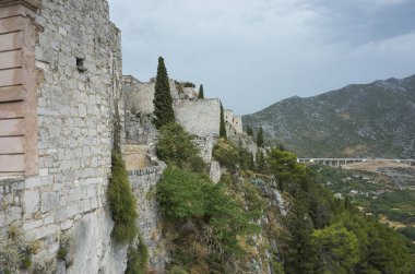 Klis Kalesi Dalmaçya Hırvatistan Split şehir dışında. Güzel eski kalıntıları ve yüksek dağ üst Adriyatik Denizi üzerinde bina. Taş yapılar güzel mimarisi. Antik Royal Castle