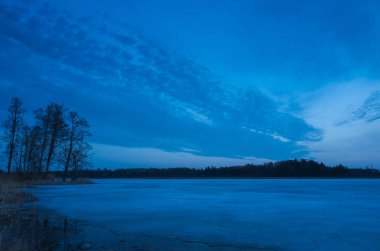 Bahar akşam İsveç İskandinavya Avrupa'nın renkli günbatımı güzel doğa ve manzara fotoğraf. Güzel açık havada resim Gölü ile