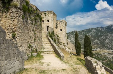 Klis Kalesi Dalmaçya Hırvatistan Split şehir dışında. Güzel eski kalıntıları ve yüksek dağ üst Adriyatik Denizi üzerinde bina. Taş yapılar güzel mimarisi. Antik Royal Castle