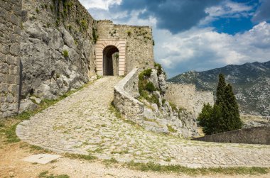 Klis Kalesi Dalmaçya Hırvatistan Split şehir dışında. Güzel eski kalıntıları ve yüksek dağ üst Adriyatik Denizi üzerinde bina. Taş yapılar güzel mimarisi. Antik Royal Castle