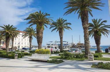 Split, Hırvatistan, 21 Mayıs 2018, güzel güneşli bir günde eski şehir, Nice açık havada popüler turistik şehir. Liman tekneler ve mavi gökyüzü ile.