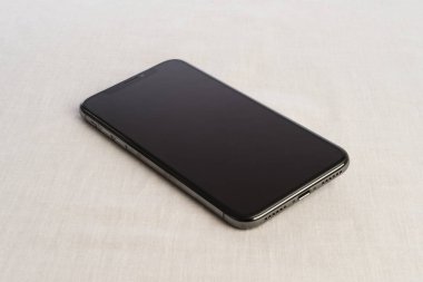 Beyaz arka planda siyah perde ile Smartphone