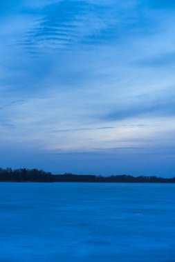 Bahar akşam İsveç İskandinavya Avrupa'nın renkli günbatımı güzel doğa ve manzara fotoğraf. Güzel açık havada resim Gölü ile