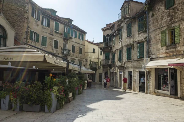 Split, Hırvatistan, 21 Mayıs 2018, güzel güneşli bir günde eski şehir, Nice açık havada popüler turistik şehir. Street insanlar yürüme.