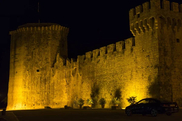 Gecenin tarihi binası.