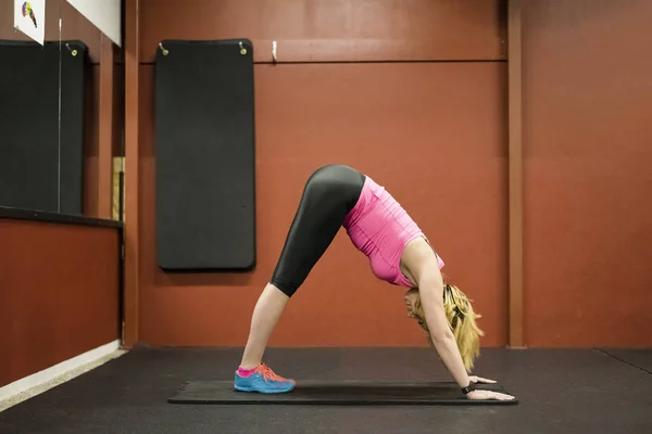 Spor salonunda eğitim İskandinav sarışın fitness kız 
