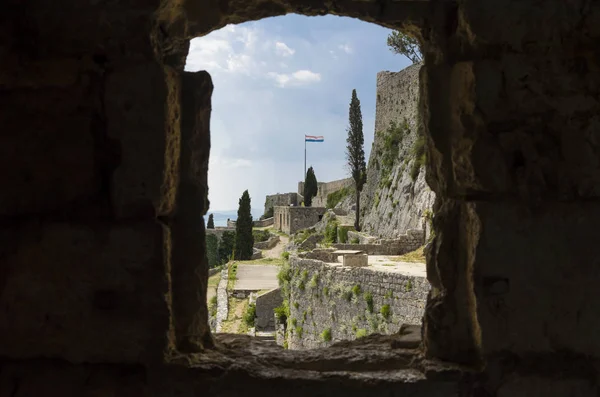 Klis Kalesi Dalmaçya Hırvatistan Split şehir dışında. Güzel eski kalıntıları ve yüksek dağ üst Adriyatik Denizi üzerinde bina. Taş yapılar güzel mimarisi. Antik Royal Castle