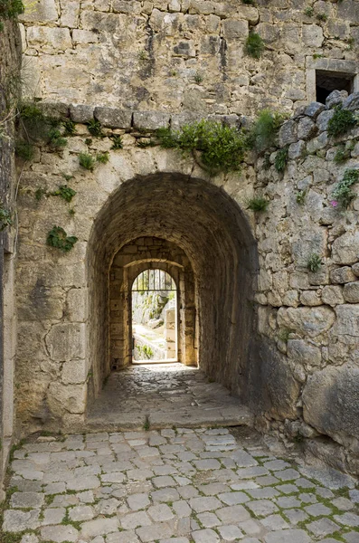 Klis Kalesi Dalmaçya Hırvatistan Split şehir dışında. Güzel eski kalıntıları ve yüksek dağ üst Adriyatik Denizi üzerinde bina. Taş yapılar güzel mimarisi. Antik Royal Castle