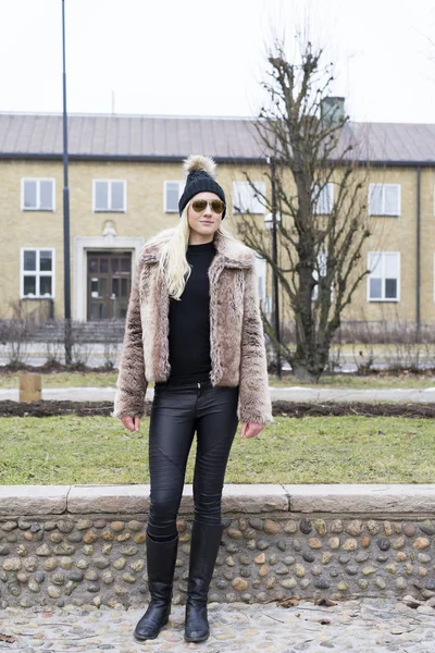 Açık havada giyen kürk ceket poz güzel sarışın genç kadın 