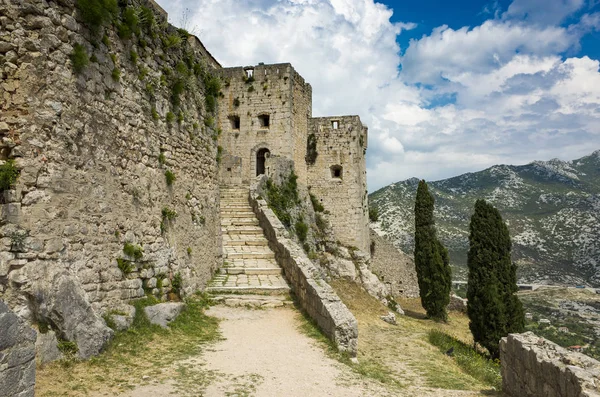 Klis Kalesi Dalmaçya Hırvatistan Split şehir dışında. Güzel eski kalıntıları ve yüksek dağ üst Adriyatik Denizi üzerinde bina. Taş yapılar güzel mimarisi. Antik Royal Castle