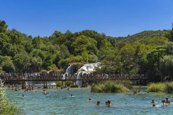 Milli Park Krka, Hırvatistan, 14 Ağustos 2017, insanlar suda yüzen şelale, Nice sıcak yaz günü kapatın.