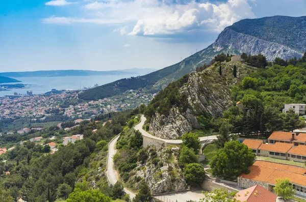 Primosten Hırvatistan Avrupa. Dalmaçya kıyılarında Adriyatik Denizi güzel küçük eski şehir. Renkli mavi gökyüzü ve denizin güzel güneşli yaz gün. Sakin, huzurlu, neşeli ve mutlu açık havada resim.