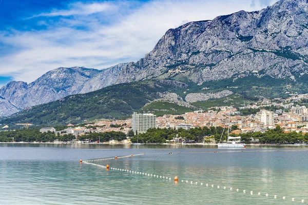 Makarska, Hırvatistan, 28 Mayıs 2018, güzel güneşli bir günde eski şehir, Nice açık havada Dalmaçya popüler turistik kentin.