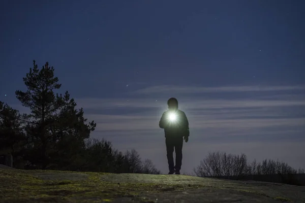 Man Står Utomhus Natten Skogen Skiner Fram Med Ficklampa — Stockfoto