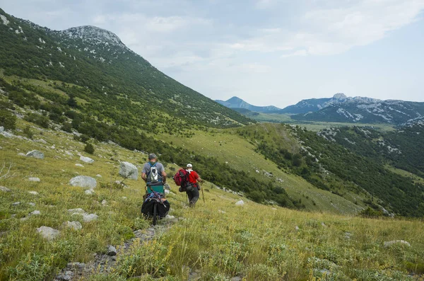 İnsanların içinde Paklenica Velebit Dağları Hırvatistan hiking