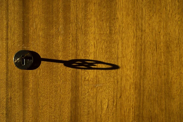 Ahşap kapı anahtar deliği anahtarında gölgesi. Güzel dokular, şekil ve Ayrıntılar. 