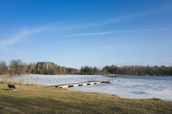Güneşli bahar günü İsveç İskandinavya Avrupa'nın güzel doğa ve manzara fotoğraf. Buz Gölü, ağaçlar ve mavi gökyüzü güzel açık havada resim