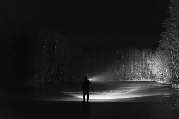 Man Står Utomhus Natten Skogen Skiner Fram Med Ficklampa Nice — Stockfoto