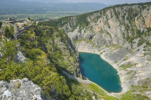 Mavi göl Imotski Hırvatistan, güzel doğa ve manzara fotoğrafı çok büyük ve derin Düden Dalmaçya dağlarda. Güzel güneşli yaz günü. Su, kayalar ve taşlar. Tatile ziyaret etmek için harika yer.