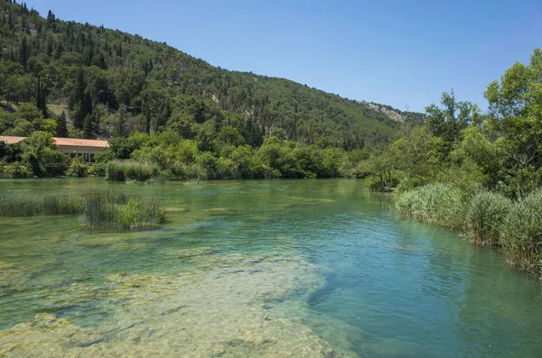 Milli Park Krka Hırvatistan Avrupa. Güzel güneşli yaz günü. Güzel açık havada doğa ve manzara fotoğrafı. Göller, nehirler ve şelaleler