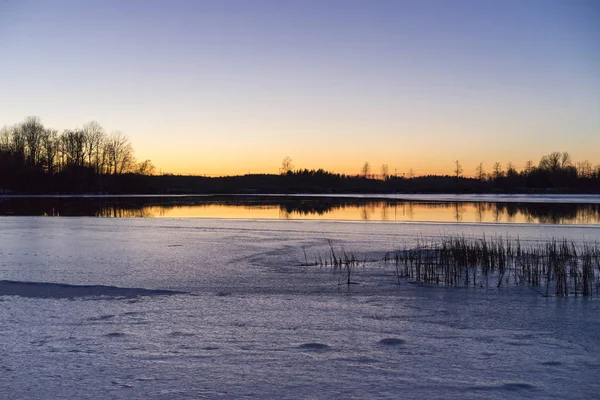 Bahar akşam İsveç İskandinavya'güzel doğa ve manzara fotoğraf. Güzel renkli açık fotoğraf göl ve gün batımında buz ile.