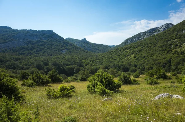 Paklenica Velebit Hırvatistan. Dalmaçya dağlarda güzel doğa ve manzara fotoğraf. 