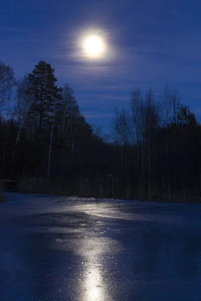 Spring Lake Met Ijs Zweden Scandinavië Jaloezieen — Stockfoto